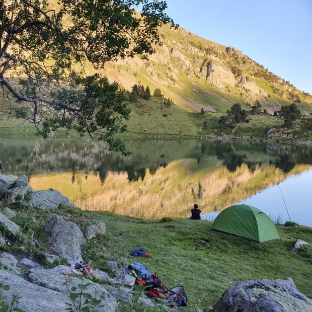 Pêche dans les lacs de montagne pyrénéens avec nuit en bivouac
